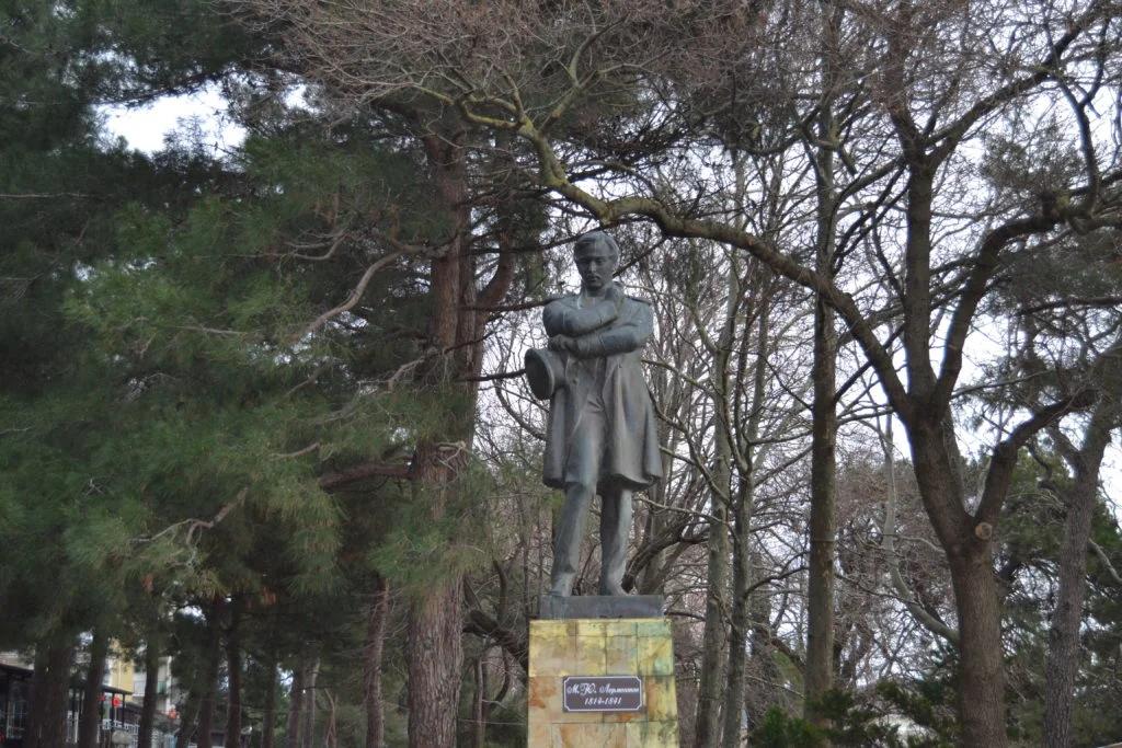 Памятник Лермонтову в Геленджике: что рассмотреть на прогулке